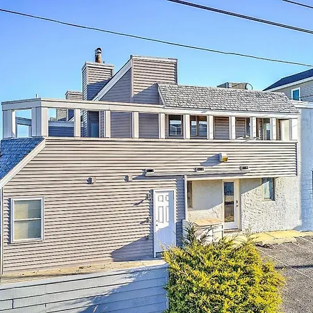Awesome Home In Brighton Beach With 2 Bedrooms, Internet And Wifi